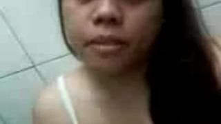 Эта шлюха мастурбирует в общественном туалете