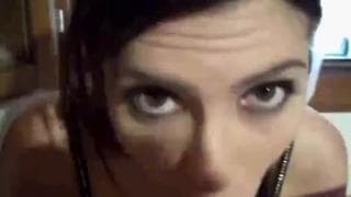 Милая брюнетка шлюха с членом в своём рту