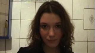 Эта девушка хорошо сосёт член и наслаждается