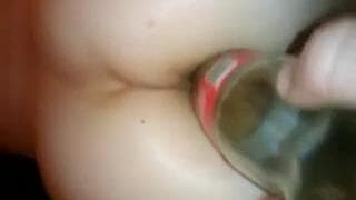Она трахает свою жопу бутылкой от кока-колы