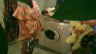 Эти голые шлюхи моют друг друга в подвале