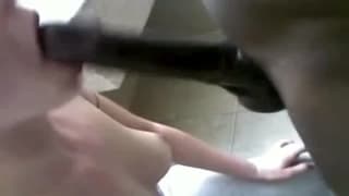 Эта женщина знает, как сосать чёрный пенис