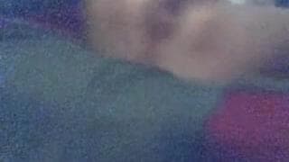 Она трахает собственную киску в спальне