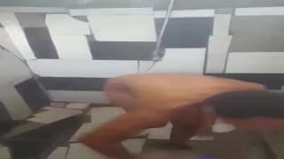 Скрытая камера шпионит за этой негритоской