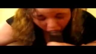 Полная шлюха берёт в рот этот чёрный член