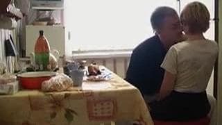 Любительская блондинка наслаждается минетом Любительская блондинка наслаждается минетом