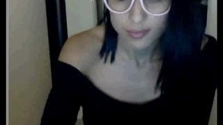 Брюнетка, которая любит раздеваться на камеру