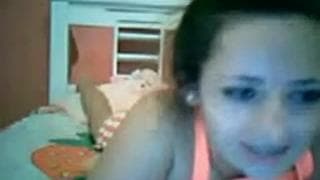 Эта шлюха любит играть с сиськами на камеру