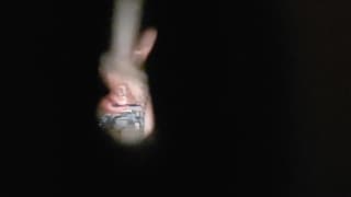 Мамаша бреет киску через замочную скважину