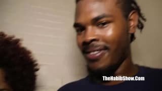 По дороге он снял эту черную цыпочку, чтобы трахнуть ее у себя дома!