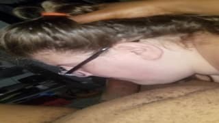 Как мой член сосала эта любительская девушка