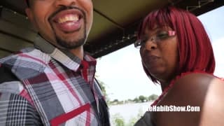 Эту очень толстую, чернокожую девушку-трахает возбужденный мужчина!