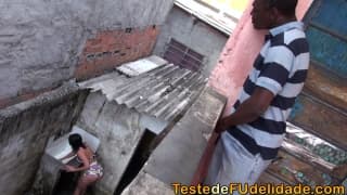 Сексуальная брюнетка любит чёрные пенисы