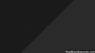 Горячая, чернокожая дама сосет толстый, темный член и трахается с ним