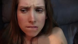 Волосатая горячая киска в белых леггинсах