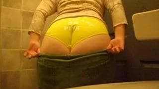 Ирландская толстуха показывает свою задницу