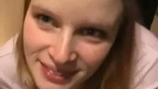 Эта шлюха сосёт и мастурбирует в раздевалке