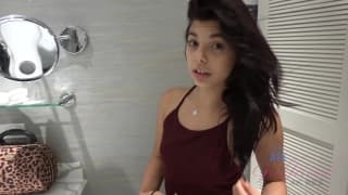 Брюнетка Джина Валентина-раздвигает ноги, чтобы ее трахнули в постели!