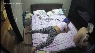 Любители ебутся на кроватью под камерой