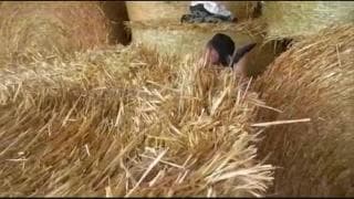 Пожилая, любительская пара-занимается хорошим сексом на сеновале!