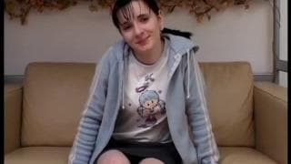 Сладкая брюнетка получает большой член в киску