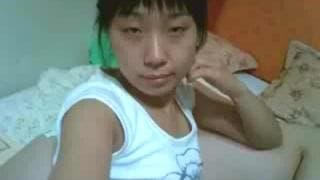 Молодая азиатка записывает это порно видео