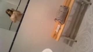 Полная женщина играет сама со своим влагалищем