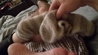 Он обожает её ноги, как вы увидите здесь