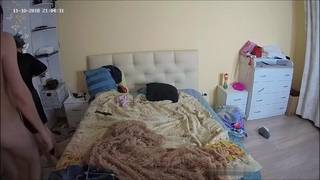 Возбуждённая пара занимается сексом в спальне