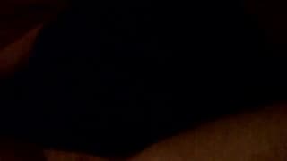 Хороший вид на её киску, пока она играет с ней