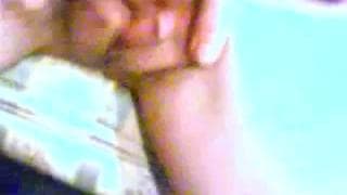 Зрелая горячая шлюха потирает свой клитор