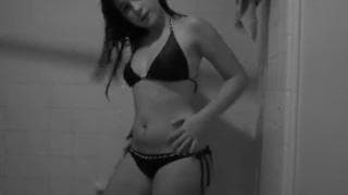 Аманда раздевается и дразнит нас своим телом