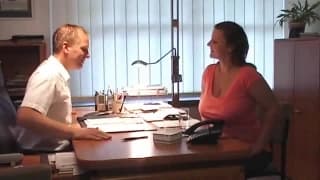 Грудастая женщина соблазняет своего сотрудника