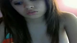 Темноволосая сексуальная сучка играет с собой