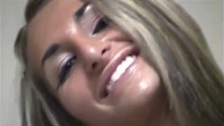 Любительская грудастая сучка играет с собой