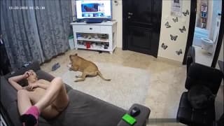 Блондинка докурила сигарету и начала трахаться