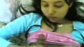 Эта похотливая сучка трогает себя в постели