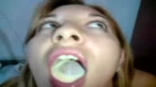 Эта любительница любит пробовать сперму