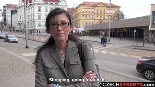 Чешская милфа-секретарша-сосет член и трахается с пикапером на улице! Чешская милфа-секретарша-сосет член и трахается с пикапером на улице!