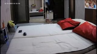 Пара лежала в кровати, а затем она делает ему минет и скачет на нем