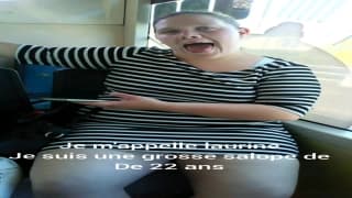 Толстая женщина раздвигает свои большие ножки