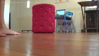 Возбужденная, сексуальная брюнетка с удовольствием соблазняет ножками