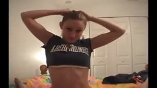 Эта блондинка сосёт член в этом домашнем видео