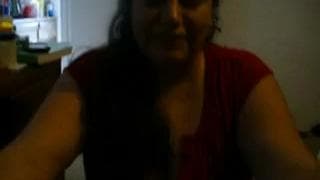 Она сосёт и наслаждается, но он не кончает