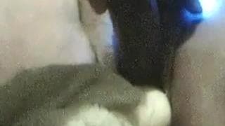 Киска пронизана пальцем и фалоимитатором