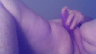 Толстуха играет со своей киской перед камерой