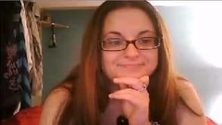 Она заполняет свою киску секс-игрушкой