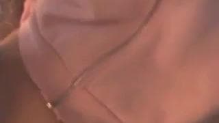 Её рот полон спермы, но она продолжает сосать