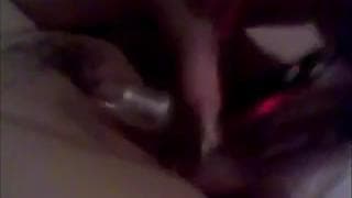 Она мастурбирует, используя розовую игрушку