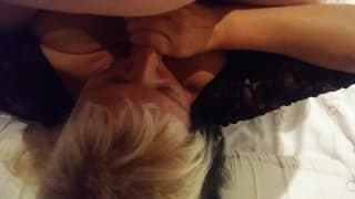 Она использует сиськи, чтобы его порадовать